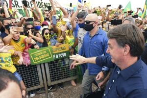 Bolsonaro aumenta popularidade com benefícios