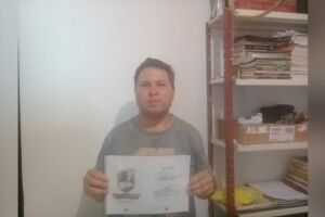 Bruno se vira nos '30' e vende apostilas de concursos para sustentar família em Campo Grande