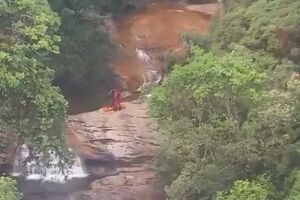 Homem morreu após descer cachoeira