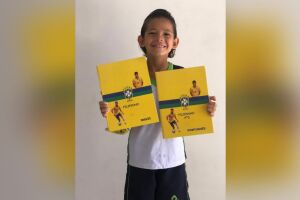 Filipinho é apaixonado por futebol e treina em uma escolinha do Chelsea