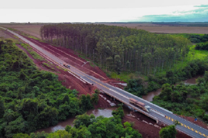 O governador também inaugurou a ponte sobre o rio Guaimbê, que fica na divisa de Aral Moreira com Laguna Carapã