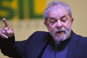 Mesmo em queda, Lula segue na liderança nas pesquisas eleitorais