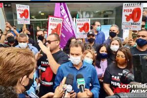 Professores pedem reajuste e fazem manifestação em frente a prefeitura