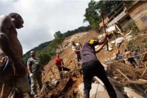 Moradores de Petrópolis-RJ sofrem com a tragédia provocada pelos desabamentos