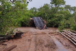 Três pontes não aguentaram a força da água e caíram