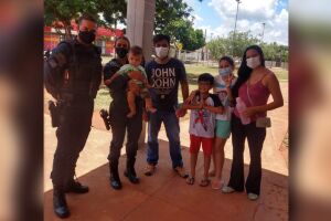 Família aproveitou para registrar o momento com os policiais após salvarem o bebê