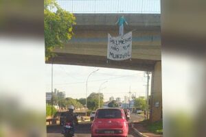 Boneco foi pendurado em um viaduto de Campo Grande