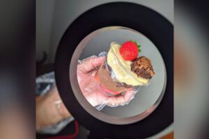 Doces são vendidos e produzidos pela própria jovem
