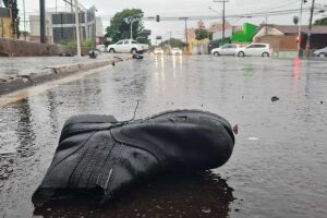 Bota que o motociclista usava no momento do acidente