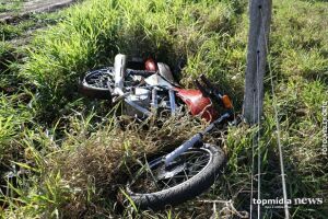 Motociclista bate em carreta estacionada e morre em Ponta Porã