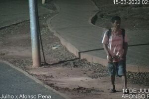 Homem se esconde atrás de árvore após furtar fios de cobre em Campo Grande