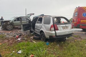 Batida foi violenta e destruiu os dois carros na BR-060