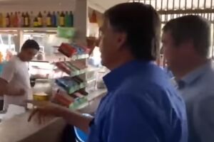 Bolsonaro e Riedel, durante visita, com direito a tubaína e pastel, em Antônio João