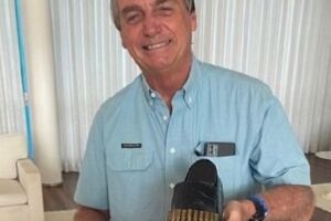 Bolsonaro exibe sapato dado por Fernando Pires