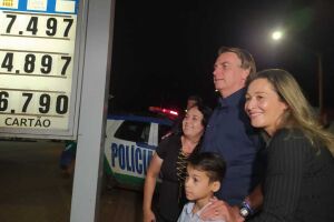 Bolsonaro tirou fotos com apoiadores ao lado de um placa de preço em um posto de gasolina