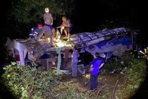 Trabalhadores foram 'lançados' pra fora de ônibus que saiu de Três Lagoas e capotou no Paraná