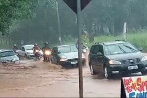 Paulo Coelho Machado e Bom Retiro alagam durante chuvas em Campo Grande