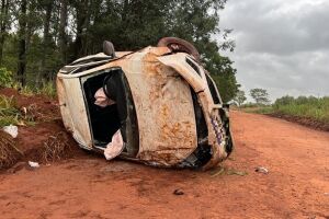 Veículo ficou completamente destruído