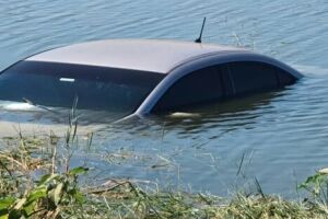 Motorista perde controle de carro e vai parar em lagoa em Três Lagoas