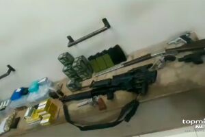 Após denúncia de violência doméstica, polícia encontra fuzis e pistolas no Vilas Boas