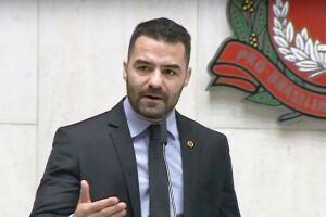 Deputado anunciou a desistência da candidatura