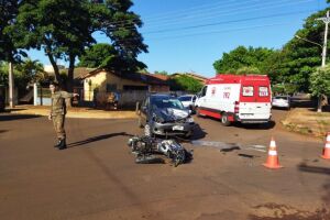 Motociclista e carro bateram de frente