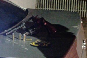 Guarda Metropolitana prende grupo com arma escondida em carro no Nova Lima
