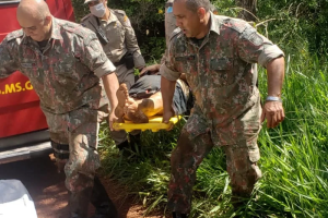 Militares agiram rápido e socorreram a vítima que estava preso aos galhos