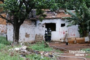 O Corpo de Bombeiros foi acionado para controlar as chamas