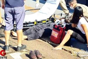 Acidente entre motos termina com trabalhadores no hospital (vídeo)