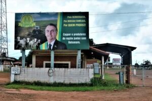 Outdoor com foto e nome de Bolsonaro instalado numa cooperativa de produtores rurais em Paraíso das Águas (MS)