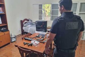 Computador, arma e vários objetos foram apreendidos pela polícia