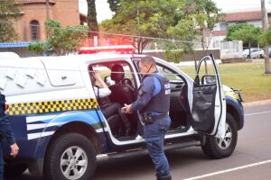 Mulher que causou acidente terá que pagar poste e energia deve voltar só a tarde na Afonso Pena