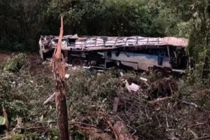 Ônibus com trabalhadores de Três Lagoas tomba no Paraná e deixa 10 mortos