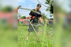 Cansado de esperar, Thiago Vargas faz ele mesmo limpeza de praça