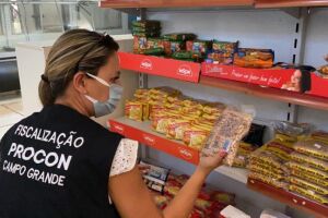 Procon Municipal passa a caneta em 24 conveniências por vender produtos vencidos