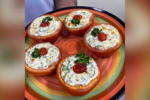 Tomate recheado com creme de ricota e brócolis 