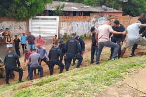 Policiais ajudaram no resgate da vítima