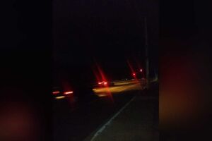 À noite, somente o farol dos carros iluminam a via