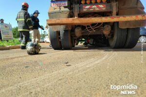 Vítimas ficaram debaixo do caminhão após o acidente