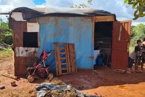 Família com 4 crianças vive em barraco de lona sem nem banheiro no Bálsamo (vídeo)
