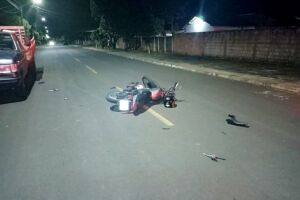 Motociclista bate em caminhonete parada e morre em Costa Rica