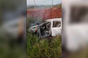 Veículo utilizado por atiradores em chacina é encontrado pegando fogo em Ponta Porã (vídeo)