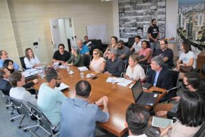 Prefeitura firma acordo com administrativos da Educação e neutraliza greve