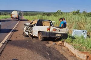 Saveiro ficou com a frente destruída após o acidente