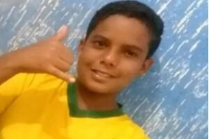 Adolescente morre após cair com bicicleta em buraco de obra
