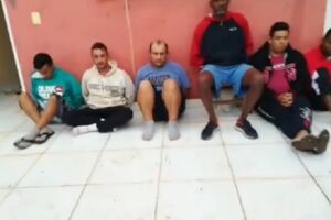 Brasileiros são soltos, mas expulsos do Paraguai 