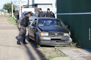 Suspeito bateu carro e fugiu a pé 