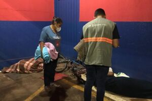 Moradores de rua são acolhidos durante chuva e frio em Campo Grande