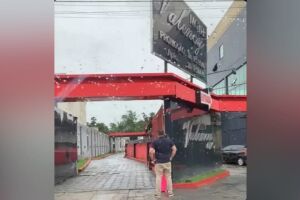 Homem estava parado em frente a motel e chamou a atenção